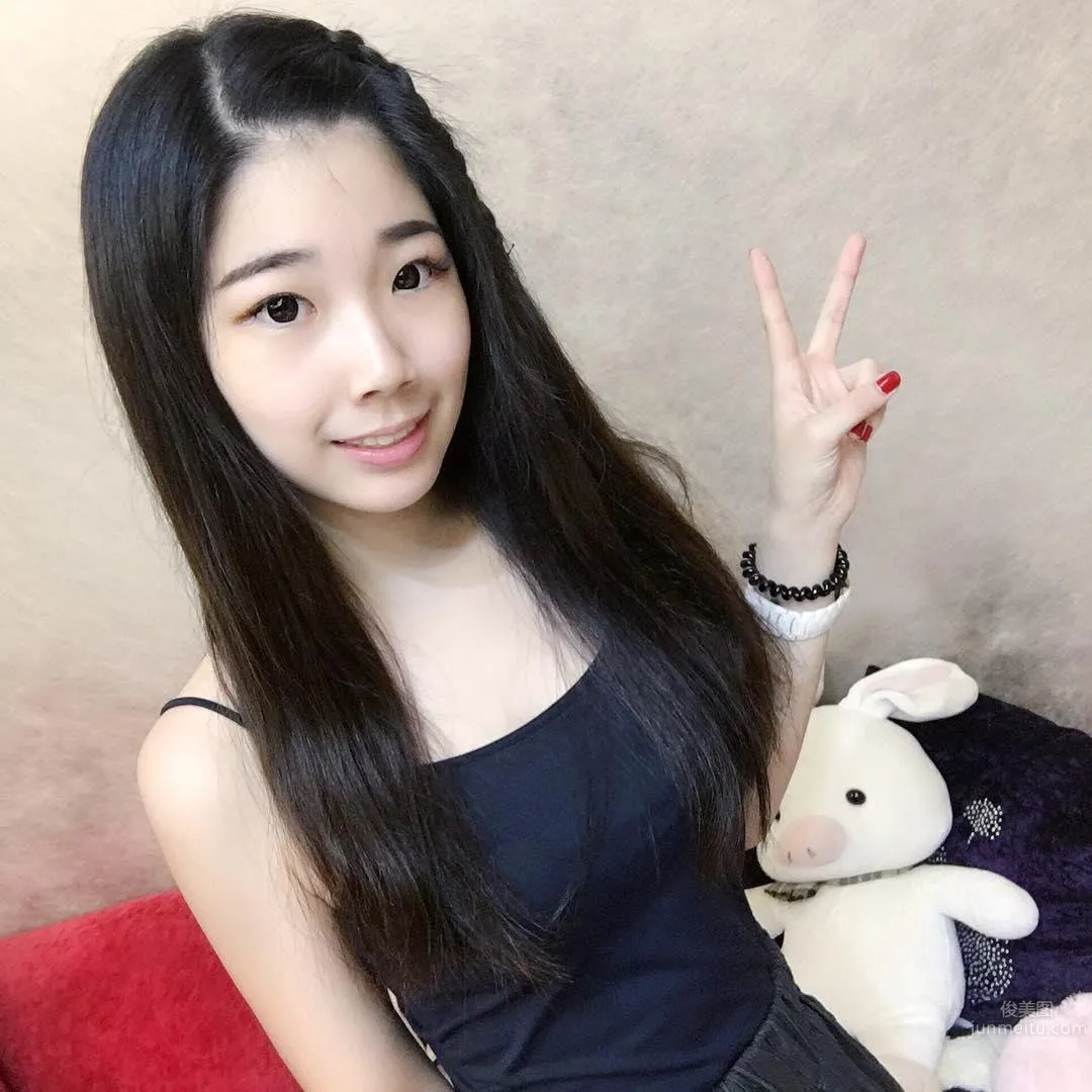 Taiwan Female Anchor Liao Zixuan, Dance Major Soft Girl with a Good Figure photo 3