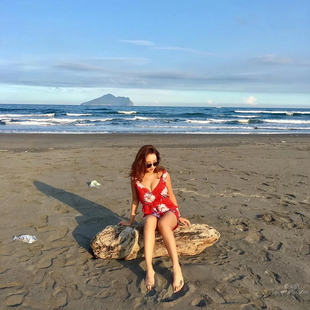 China Airlines Flight Attendant Beauty Kiona Swimsuit Unleashes Fierce Figure photo 19