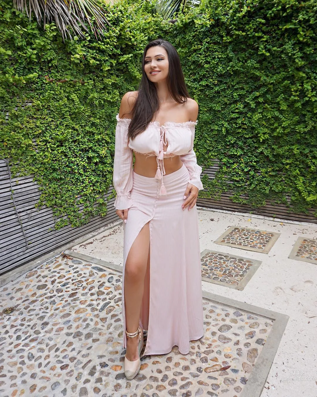 塞尔维亚模特Jenna Jenovich，巨型沙漏身材太过抢眼_38