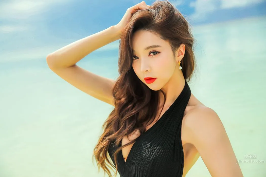 Park Soo Yeon - 2017 Swimwear Series Collection One photo 3