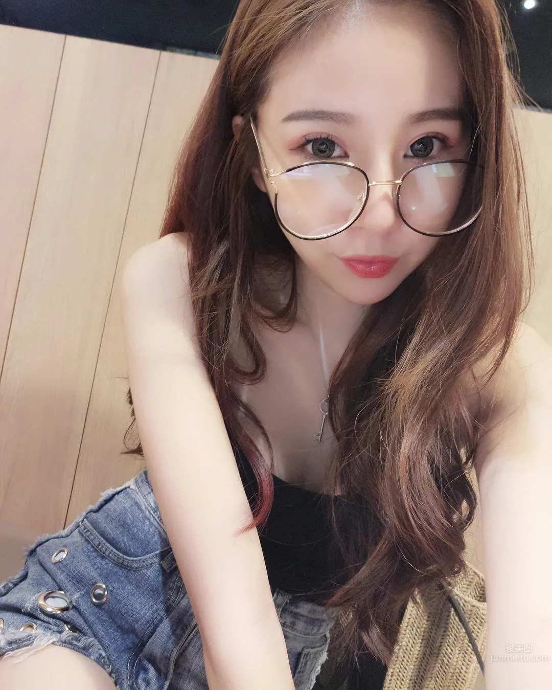 Super Fair and Tender! Pretty Girl Li Yan in a Low-Cut Top, Her Perfect Figure Makes for Such a Pleasing Selfie! photo 9