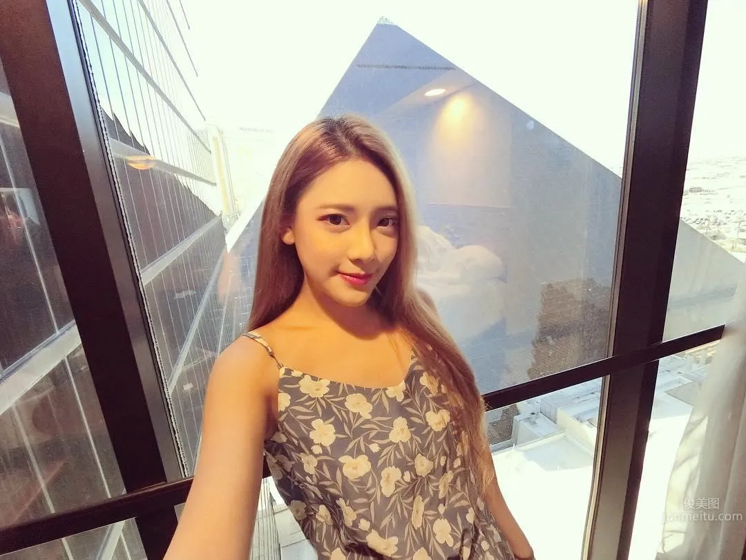 Hot Beauty Iris Huo, Alluring from a Wicked Angle photo 29