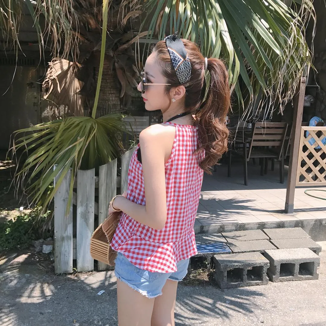 Super Fair and Tender! Pretty Girl Li Yan in a Low-Cut Top, Her Perfect Figure Makes for Such a Pleasing Selfie! photo 7