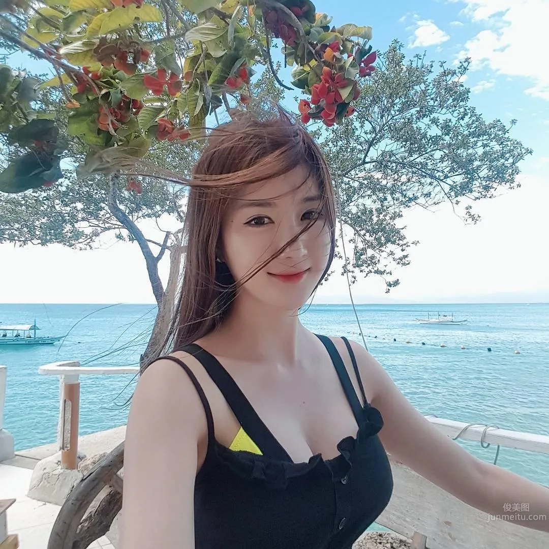 Yeseul Kim - Hot Bikini Beauty Looking Down at the Sea photo 12