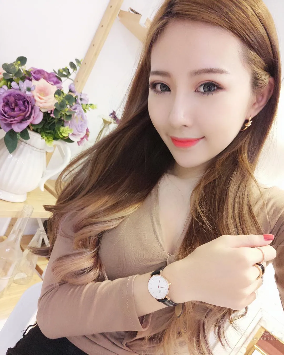Super Fair and Tender! Pretty Girl Li Yan in a Low-Cut Top, Her Perfect Figure Makes for Such a Pleasing Selfie! photo 23