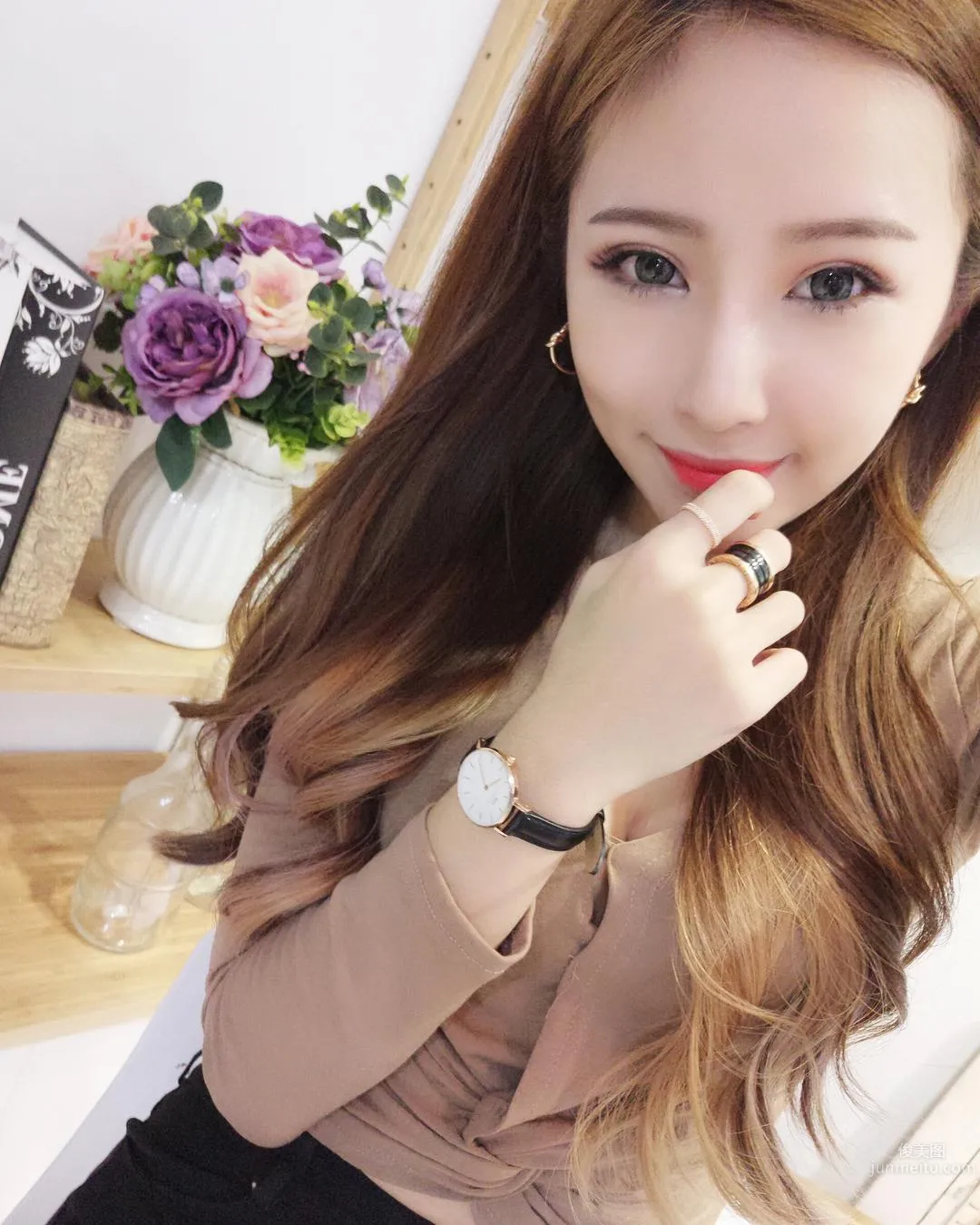 Super Fair and Tender! Pretty Girl Li Yan in a Low-Cut Top, Her Perfect Figure Makes for Such a Pleasing Selfie! photo 22