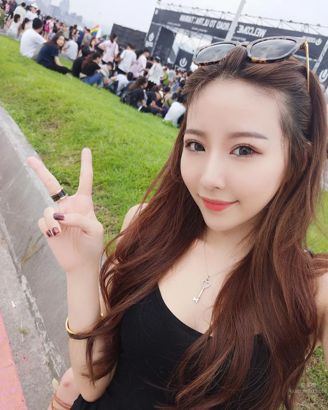 Super Fair and Tender! Pretty Girl Li Yan in a Low-Cut Top, Her Perfect Figure Makes for Such a Pleasing Selfie! photo 10