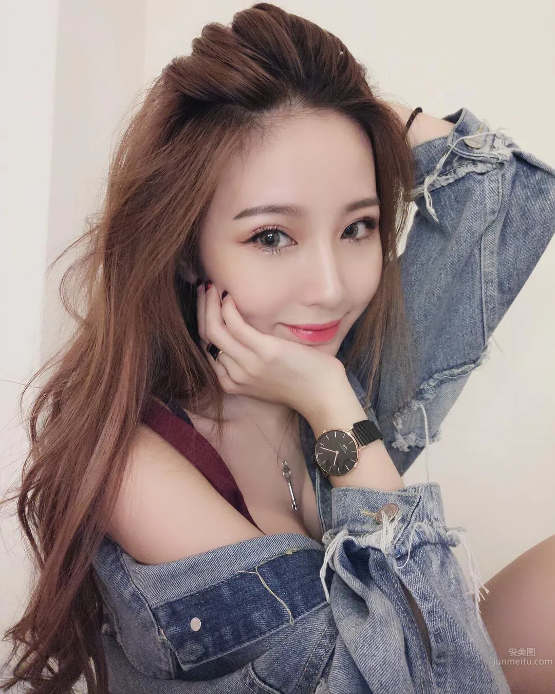 Super Fair and Tender! Pretty Girl Li Yan in a Low-Cut Top, Her Perfect Figure Makes for Such a Pleasing Selfie! photo 15