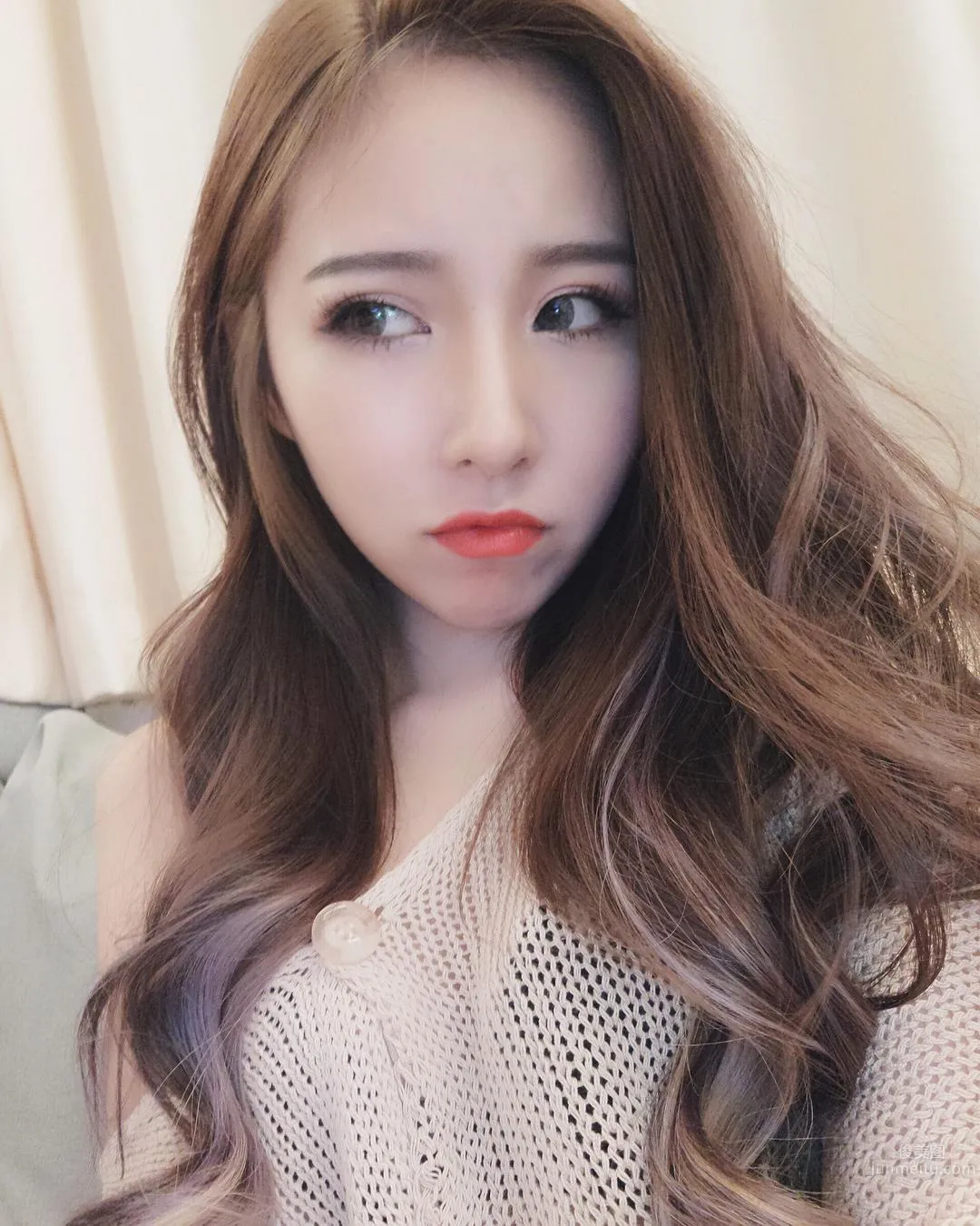 Super Fair and Tender! Pretty Girl Li Yan in a Low-Cut Top, Her Perfect Figure Makes for Such a Pleasing Selfie! photo 17
