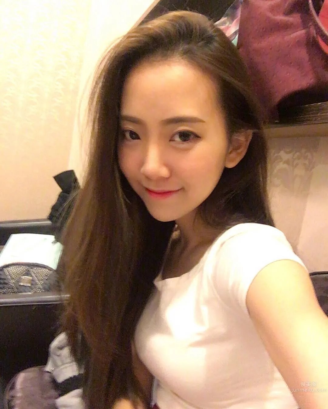 超甜美氣質正妹牙牙！治愈系外表下美背也讓人驚豔 5