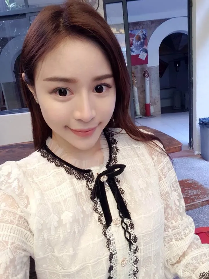 Taiwan Beauty Lena Lina Holding a Straightener Is So Cute photo 24