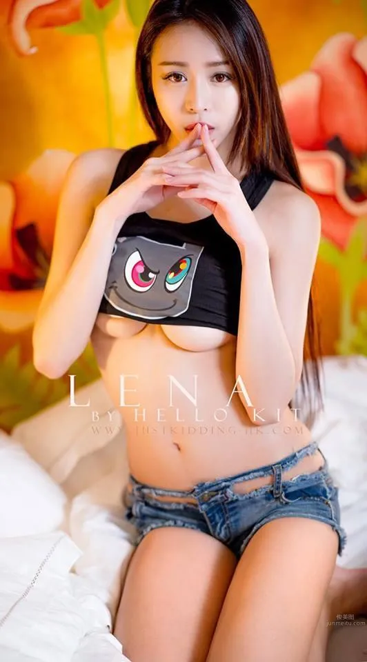 Taiwan Beauty Lena Lina Holding a Straightener Is So Cute photo 14