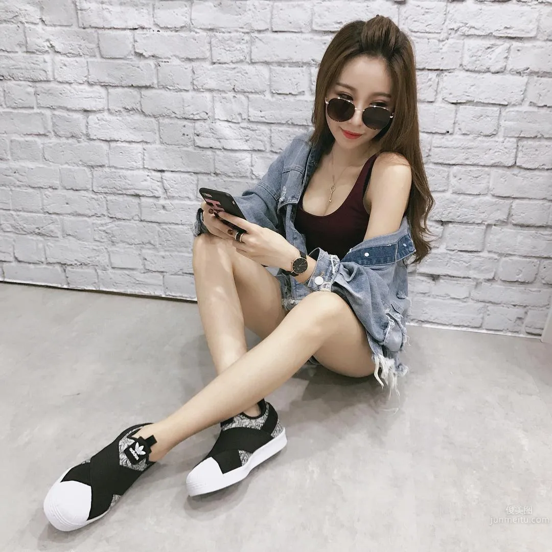 Super Fair and Tender! Pretty Girl Li Yan in a Low-Cut Top, Her Perfect Figure Makes for Such a Pleasing Selfie! photo 16