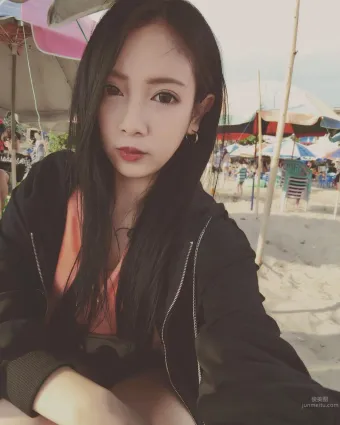 性感翹臀妹親親 嬌小冷豔又帥氣
