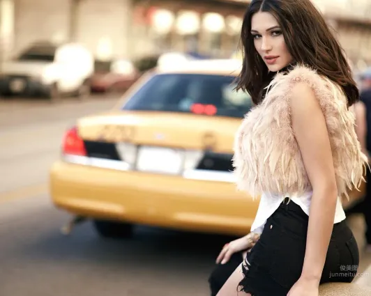 塞爾維亞模特Jenna Jenovich，巨型沙漏身材太過搶眼