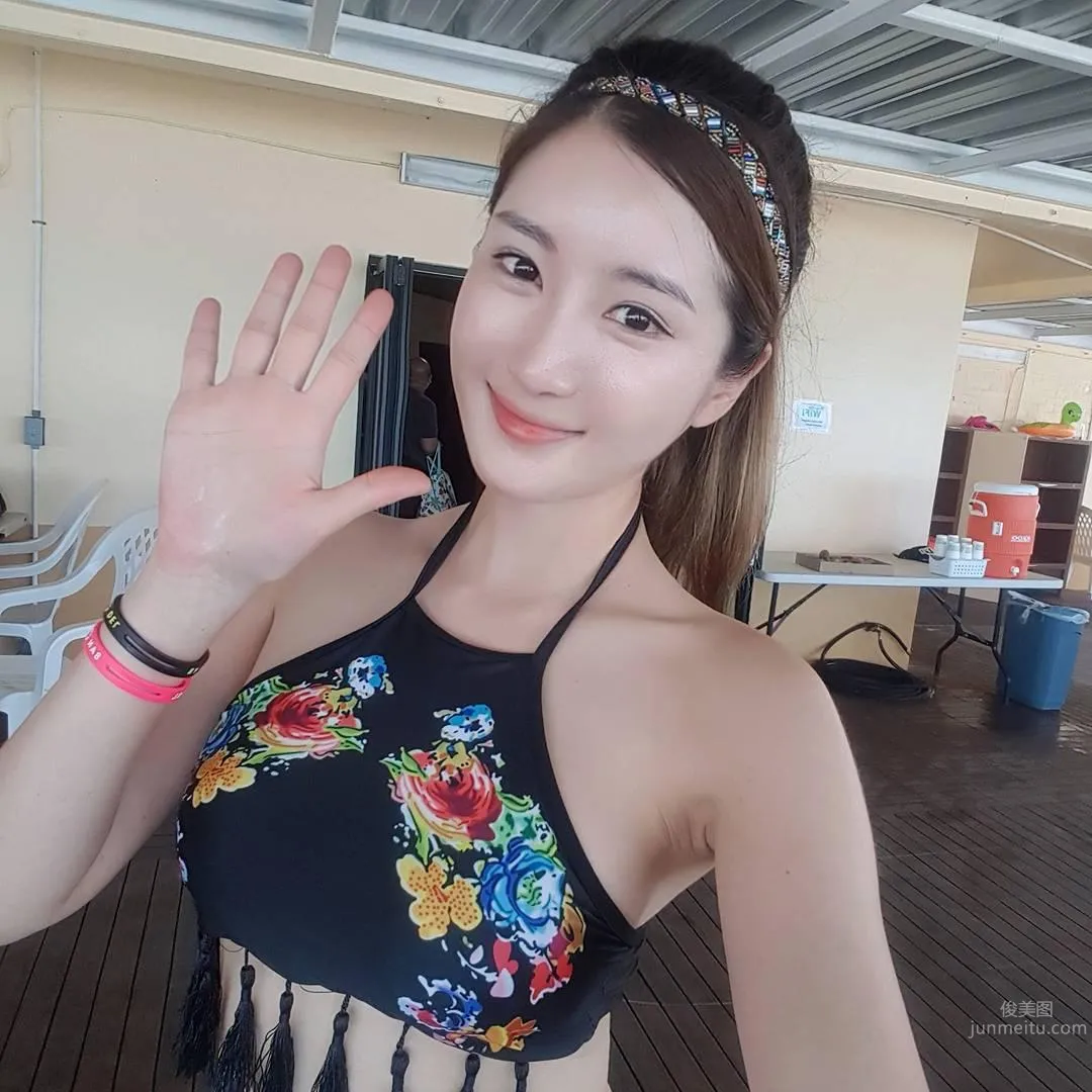 Yeseul Kim - Hot Bikini Beauty Looking Down at the Sea photo 19
