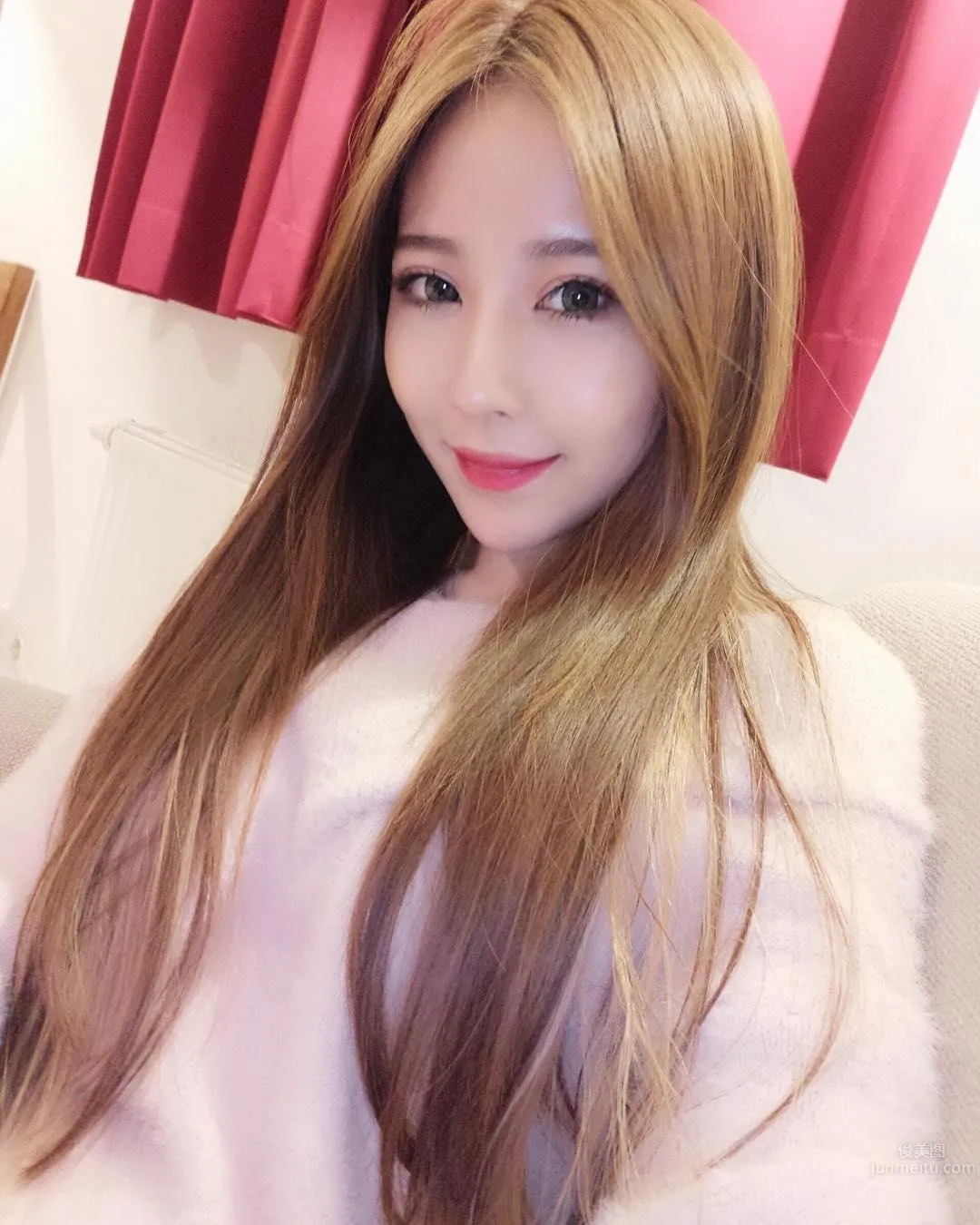 Super Fair and Tender! Pretty Girl Li Yan in a Low-Cut Top, Her Perfect Figure Makes for Such a Pleasing Selfie! photo 30
