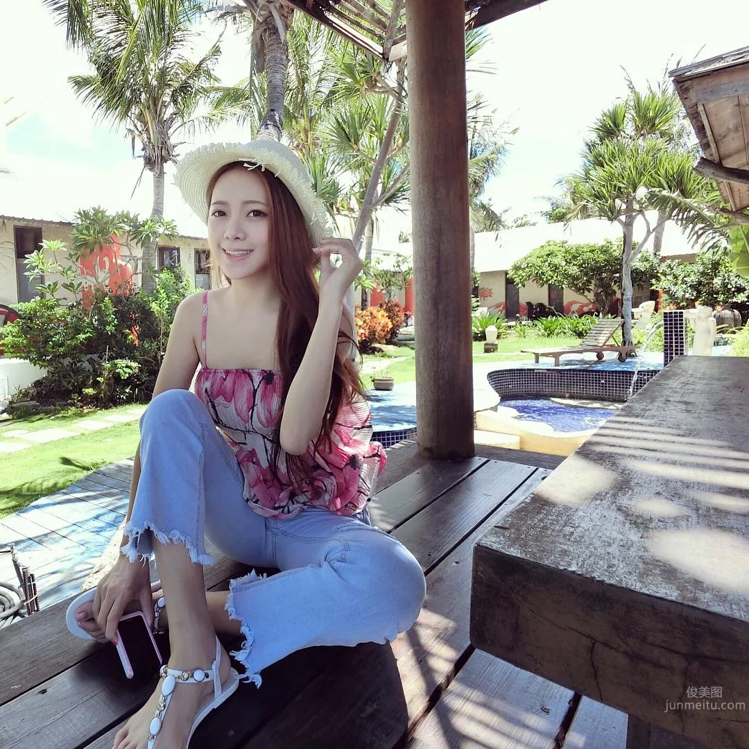Hot Beauty Iris Huo, Alluring from a Wicked Angle photo 8