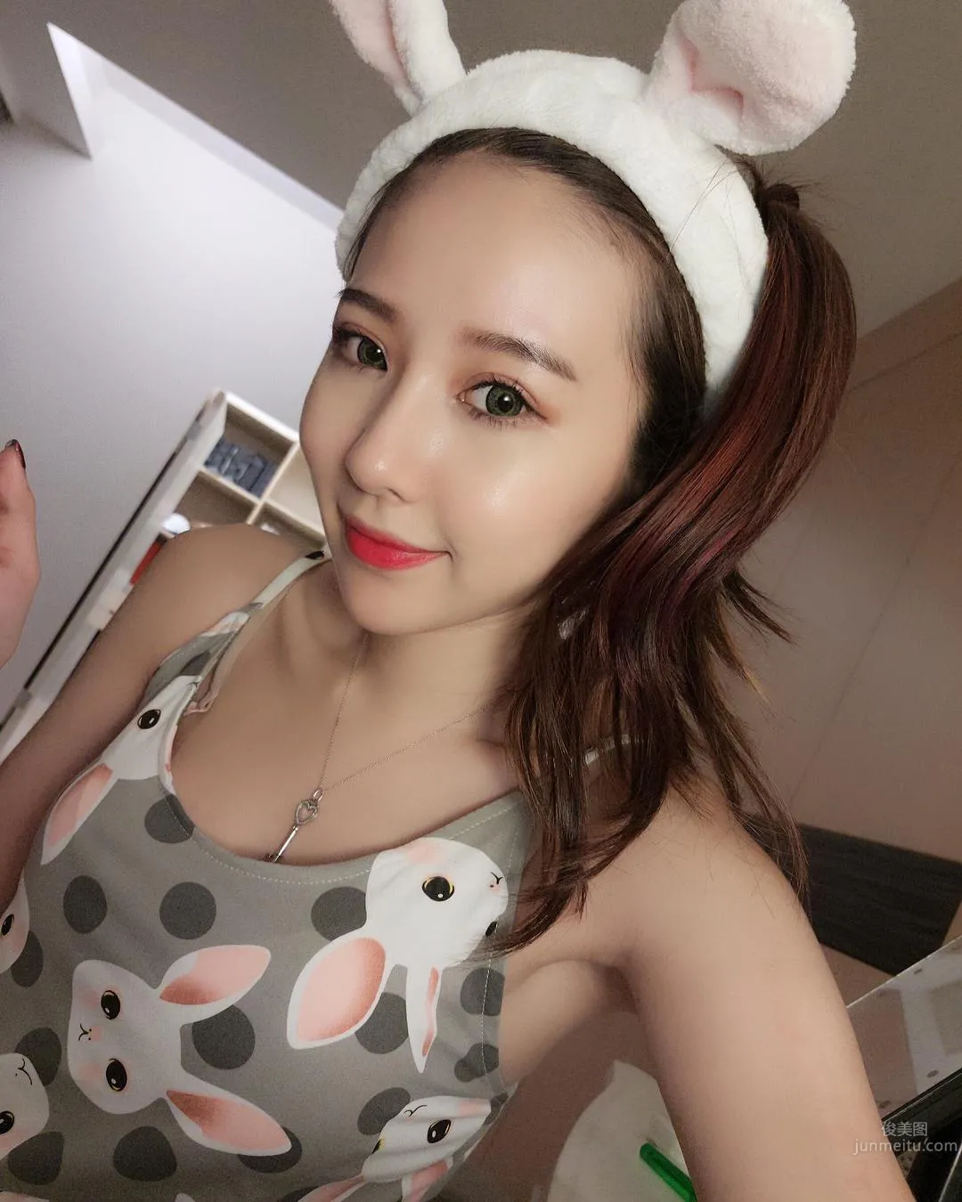 Super Fair and Tender! Pretty Girl Li Yan in a Low-Cut Top, Her Perfect Figure Makes for Such a Pleasing Selfie! photo 11