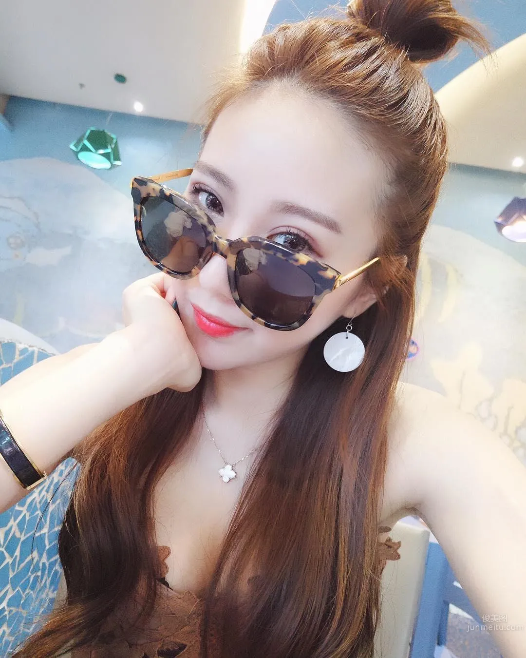 超白嫩！正妹李燕低胸上衣，完美身材自拍好养眼！_0
