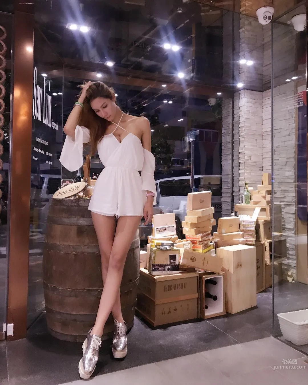 性感小辣貓「DJ Pussy Catz」逆天長腿占滿畫面 27