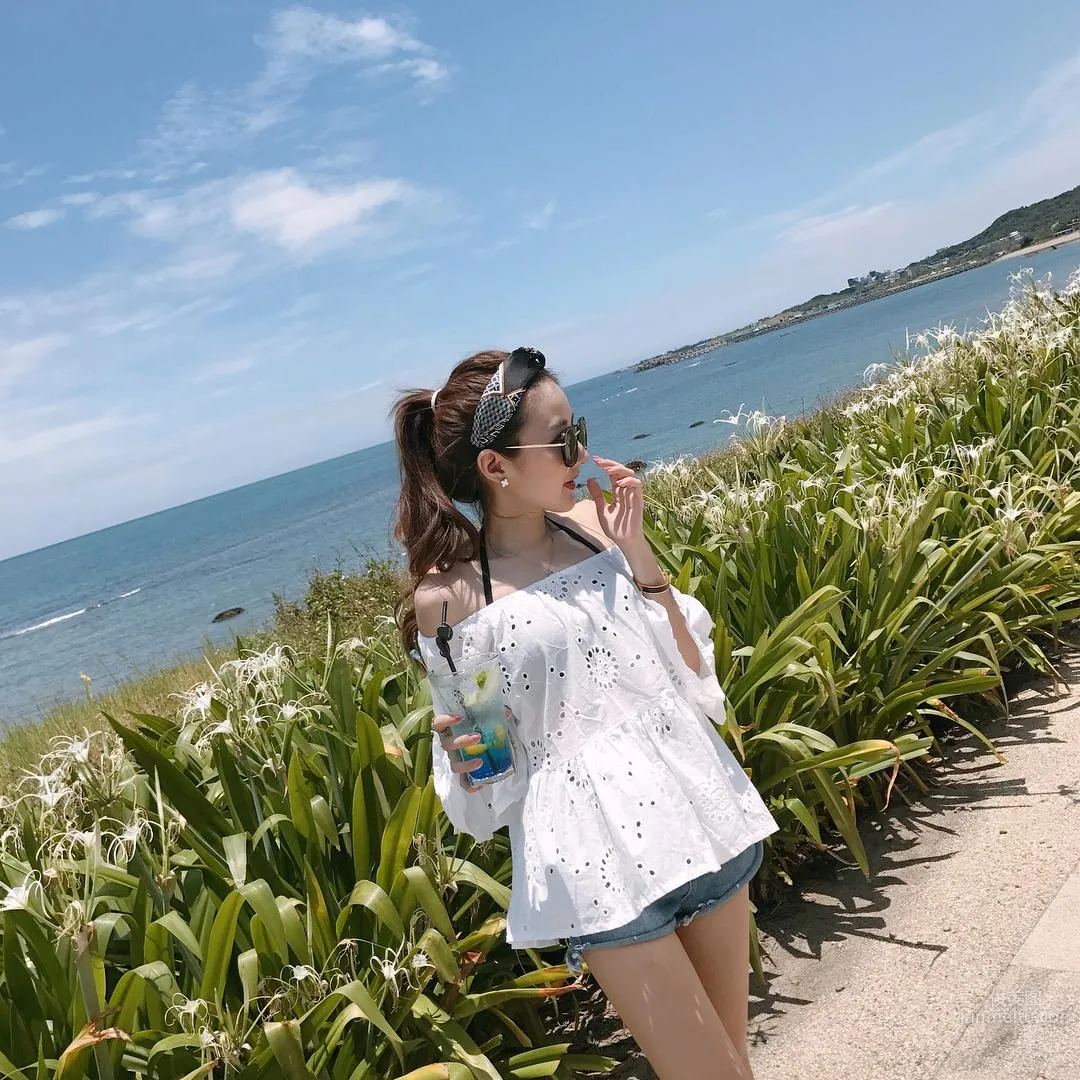 Super Fair and Tender! Pretty Girl Li Yan in a Low-Cut Top, Her Perfect Figure Makes for Such a Pleasing Selfie! photo 6