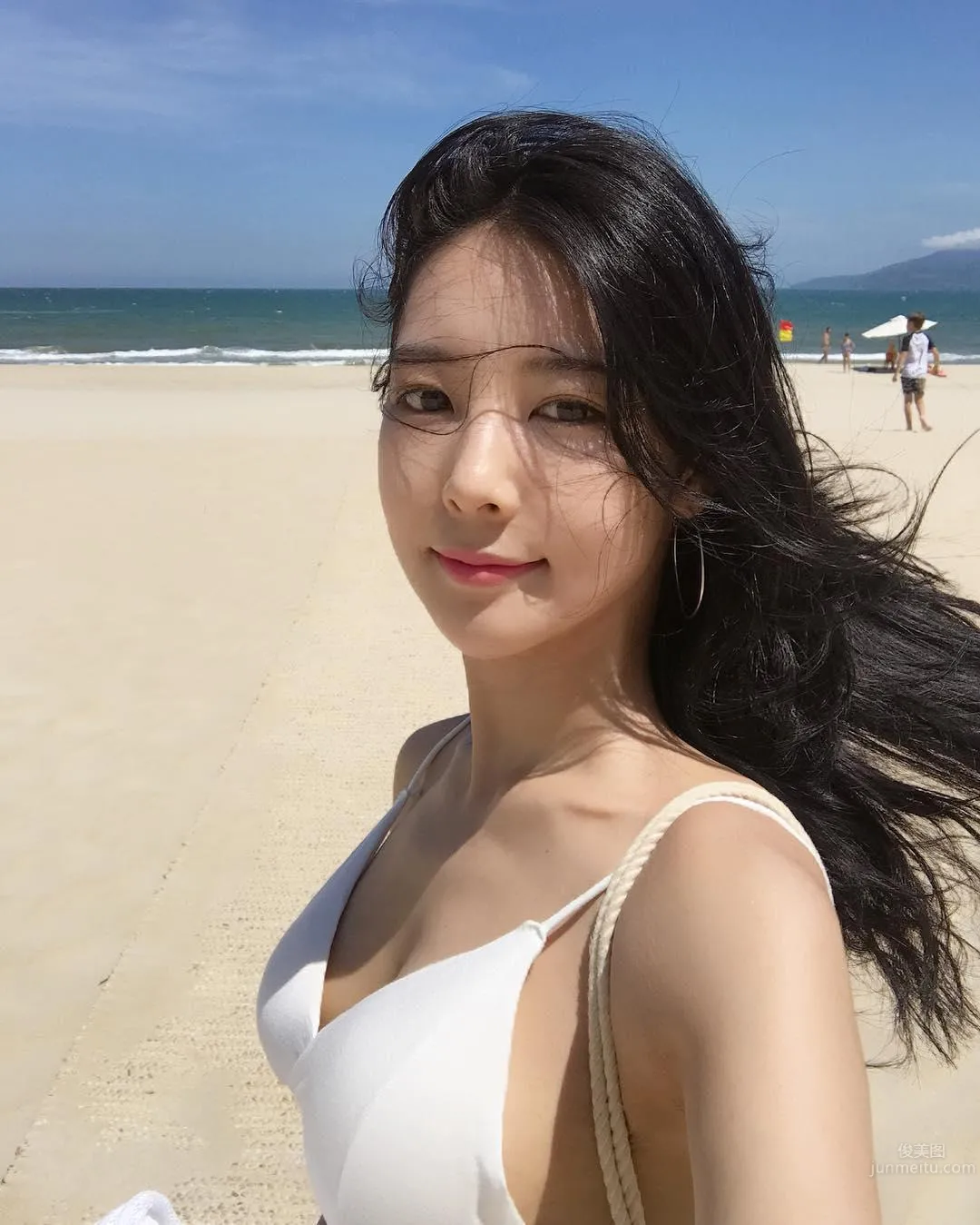 The Super Perfect Flower Arrangement Teacher Has Such a Great Figure! Showing Off a Bikini at the Beach Excites Netizens photo 25