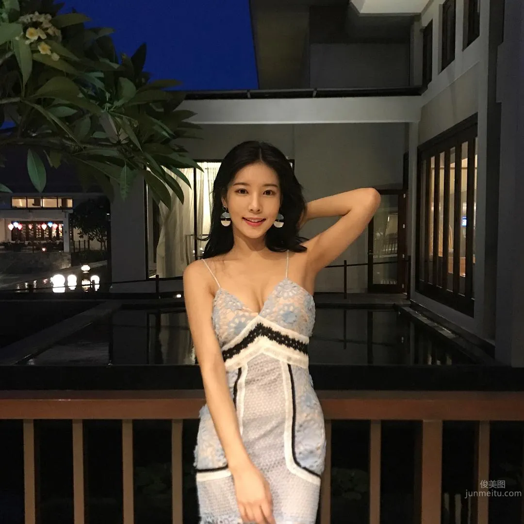 The Super Perfect Flower Arrangement Teacher Has Such a Great Figure! Showing Off a Bikini at the Beach Excites Netizens photo 21