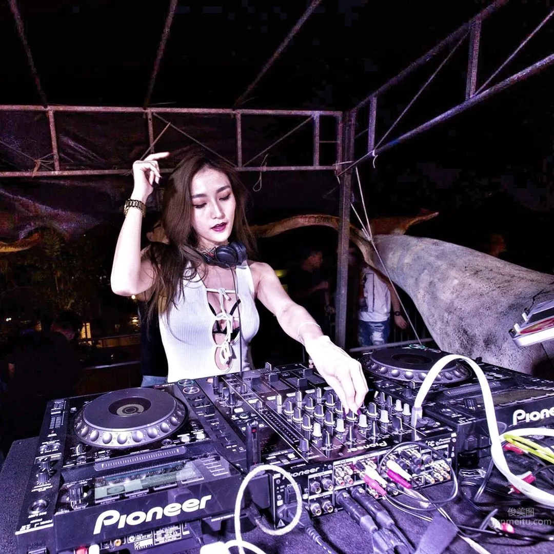 派對尤物DJ林佩佩 比基尼讓人把持不住！ 8