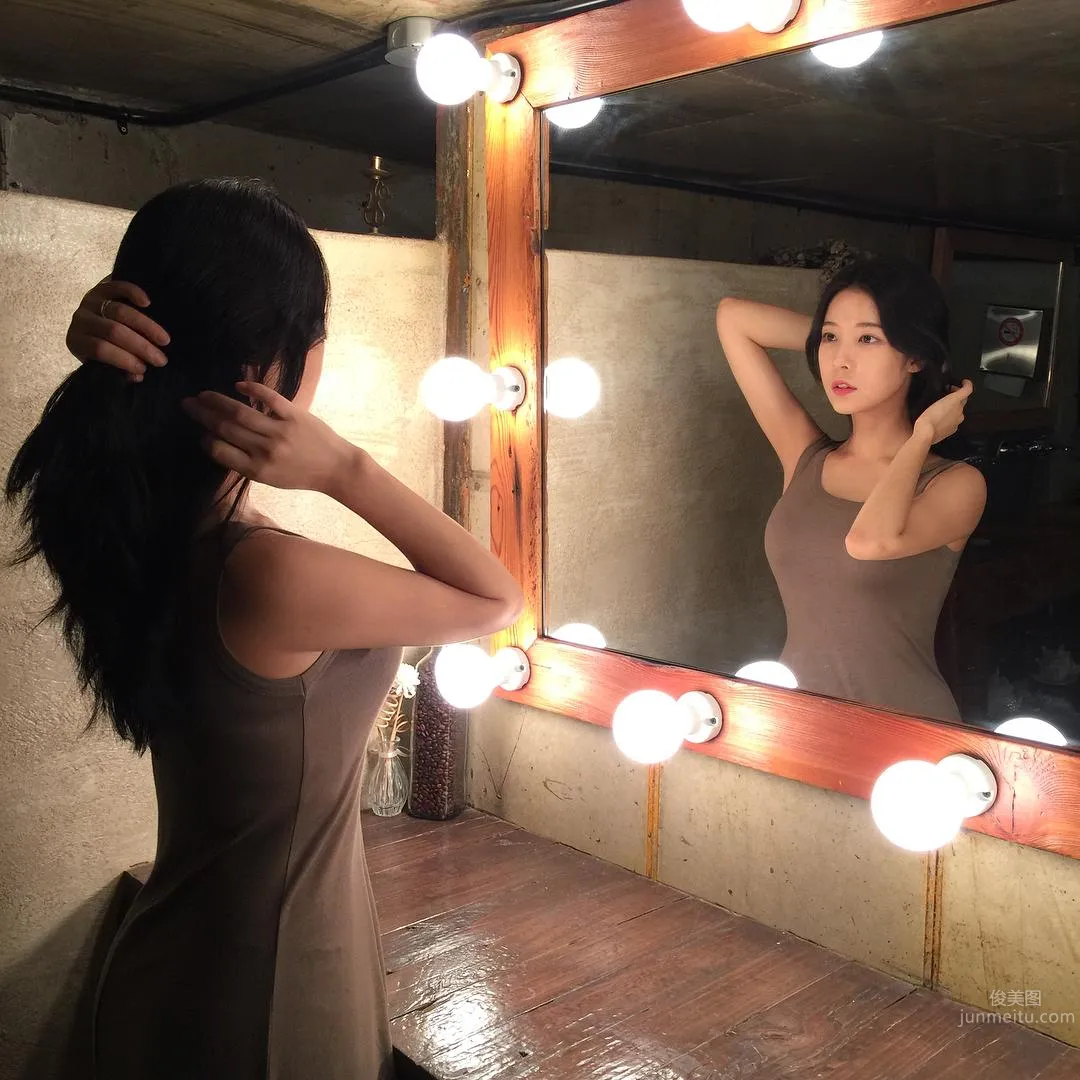 The Super Perfect Flower Arrangement Teacher Has Such a Great Figure! Showing Off a Bikini at the Beach Excites Netizens photo 34