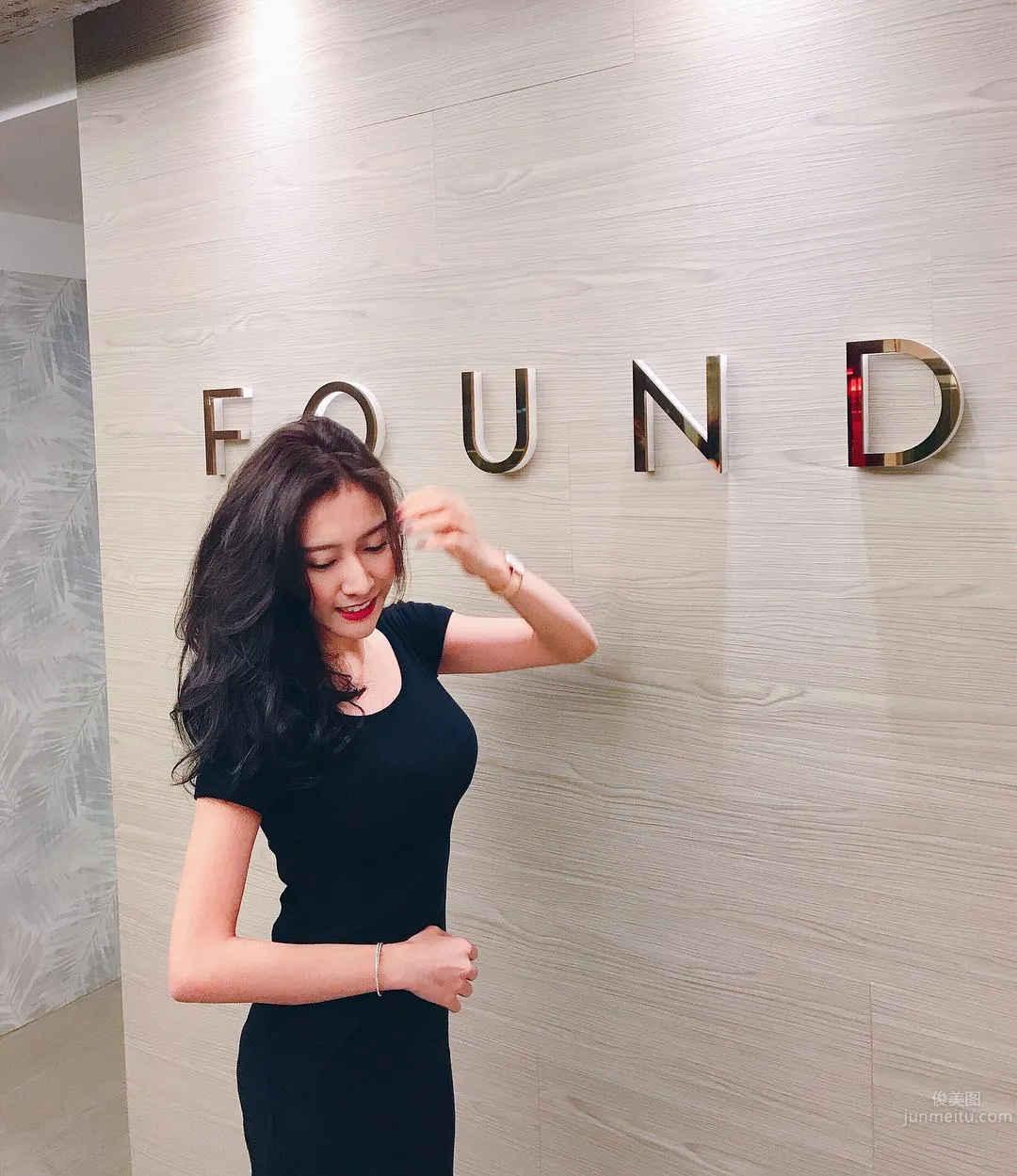 Taiwan Elegant Flight Attendant Zheng Shixuan, Sweet Smile and Big Bust and Long Legs photo 26