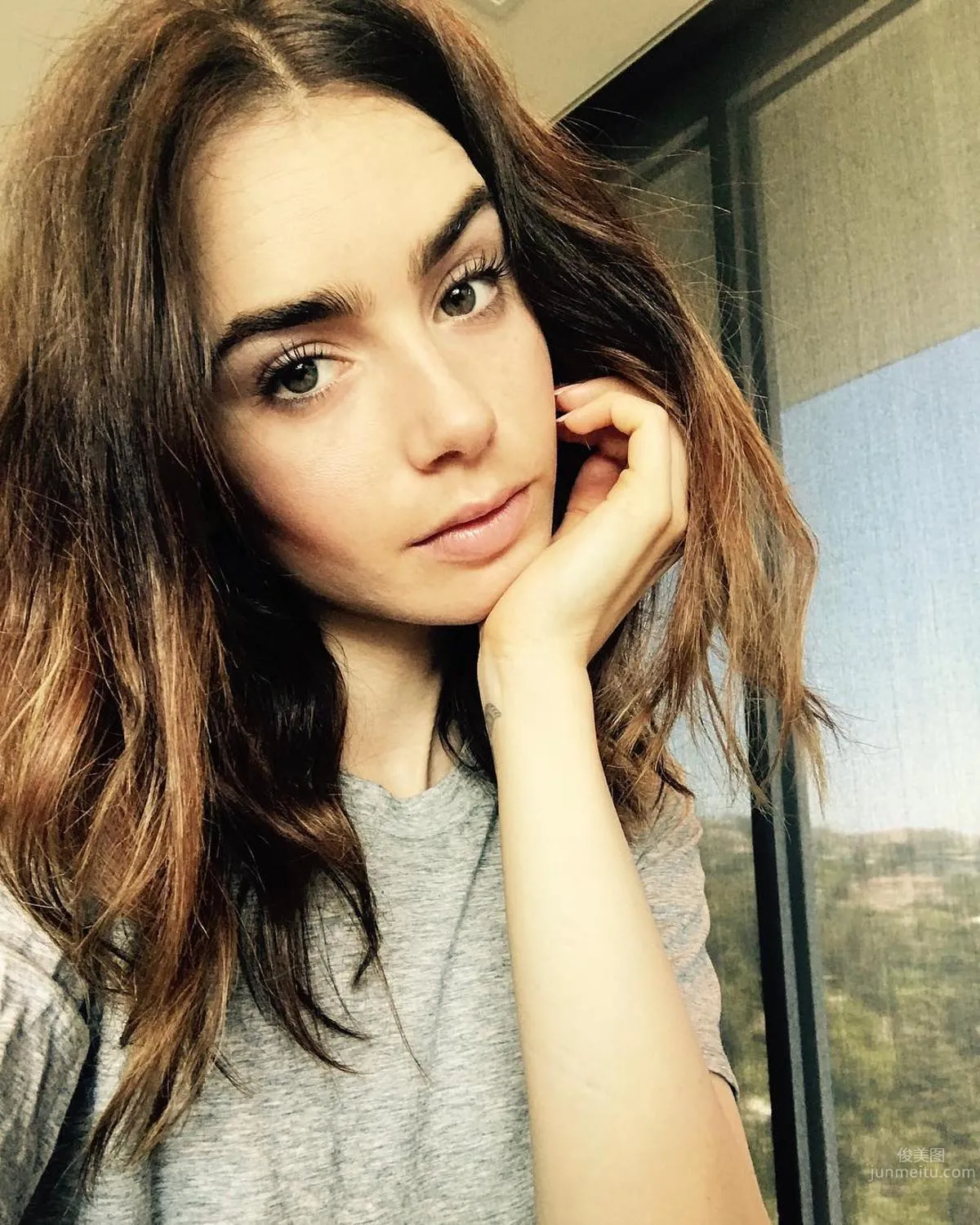 British-American Mixed-Race Lily Collins, Natural Beauty Candid Bare Face Photos photo 14