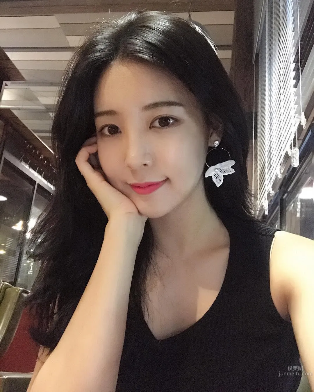The Super Perfect Flower Arrangement Teacher Has Such a Great Figure! Showing Off a Bikini at the Beach Excites Netizens photo 26