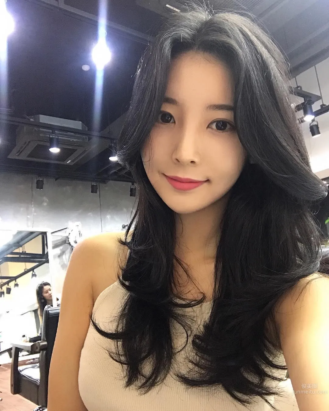 The Super Perfect Flower Arrangement Teacher Has Such a Great Figure! Showing Off a Bikini at the Beach Excites Netizens photo 37