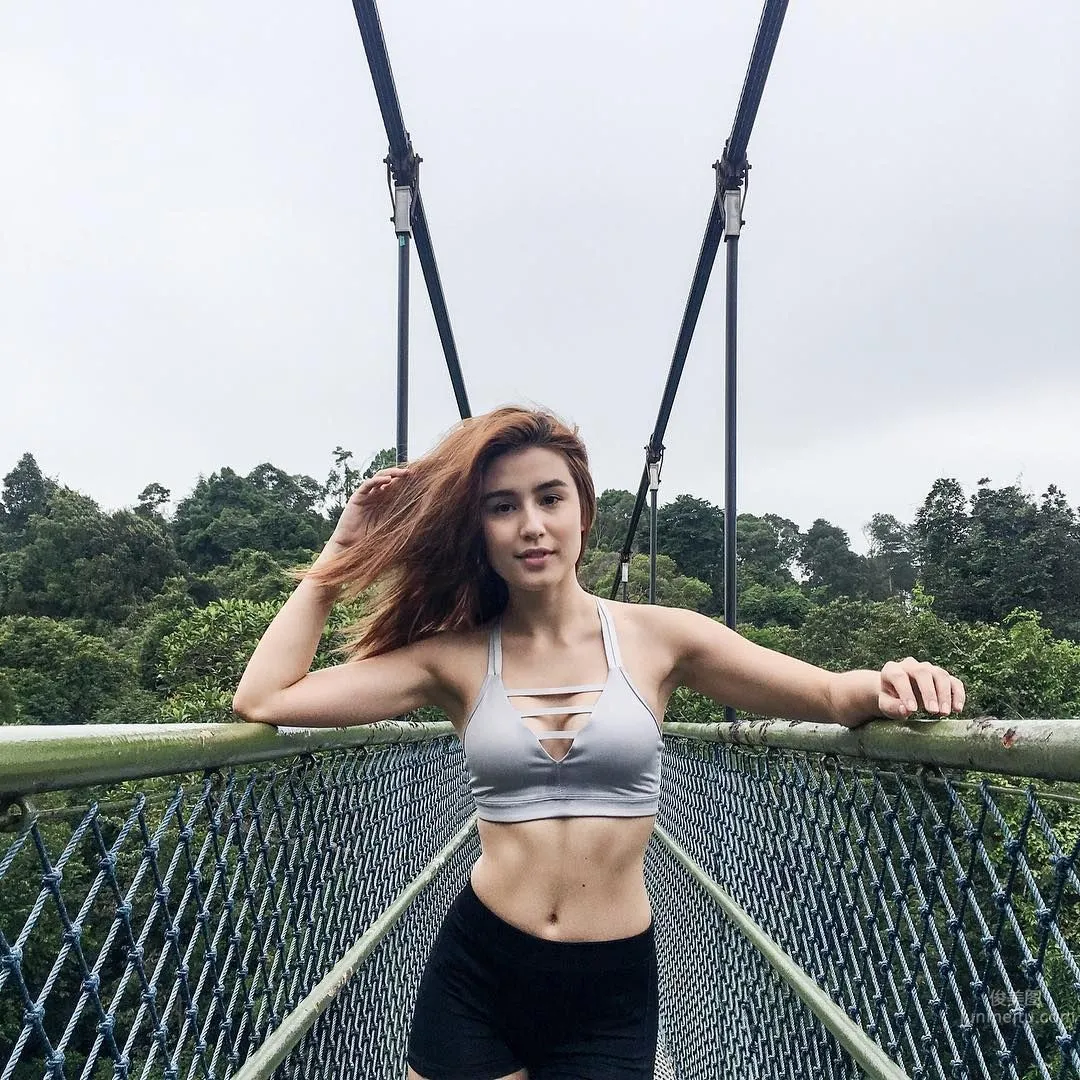 Singapore Beauty Saffron Sharpe, S-Class Western Curves photo 5
