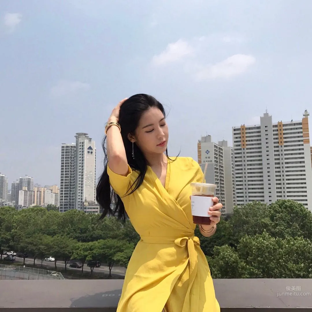 The Super Perfect Flower Arrangement Teacher Has Such a Great Figure! Showing Off a Bikini at the Beach Excites Netizens photo 14