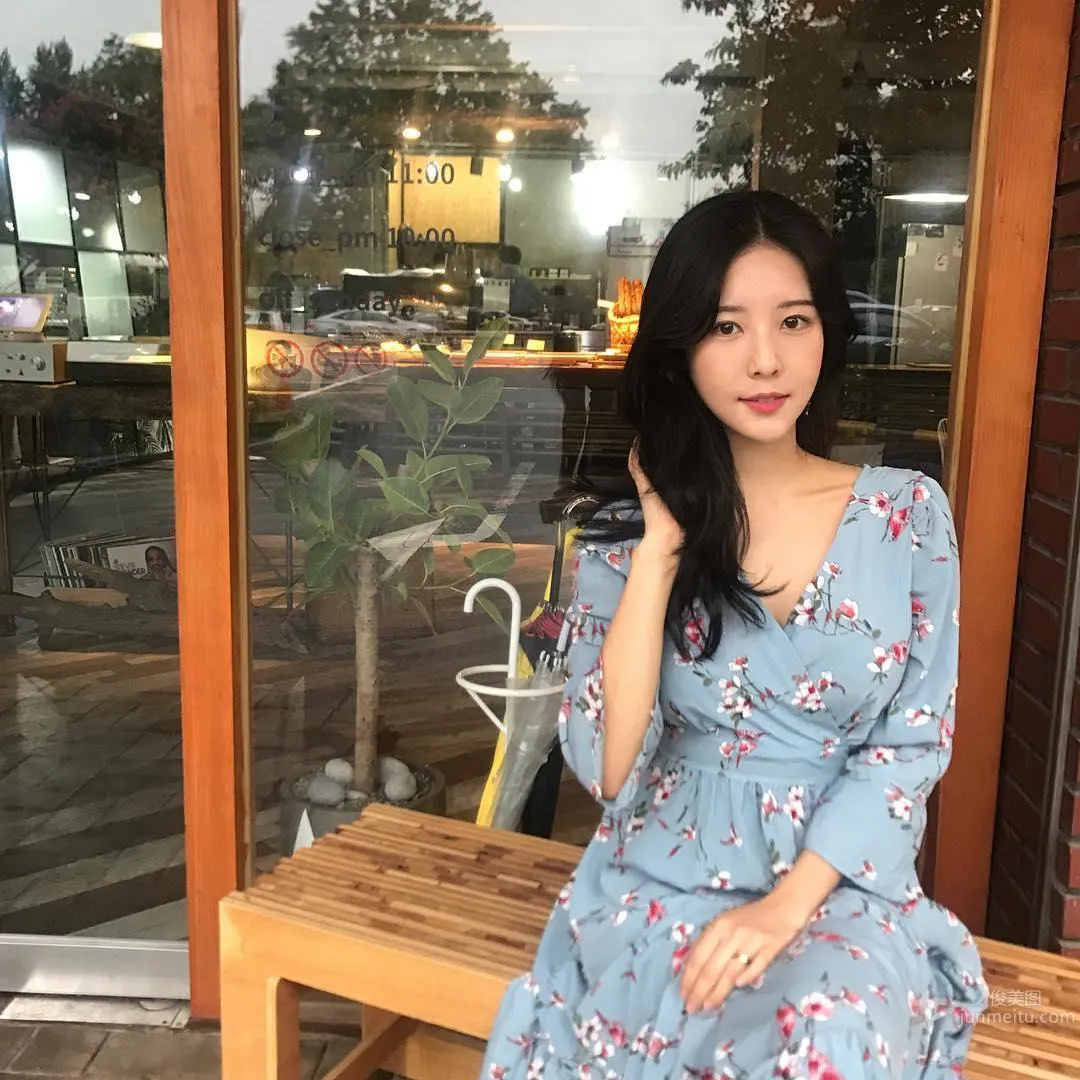 The Super Perfect Flower Arrangement Teacher Has Such a Great Figure! Showing Off a Bikini at the Beach Excites Netizens photo 33