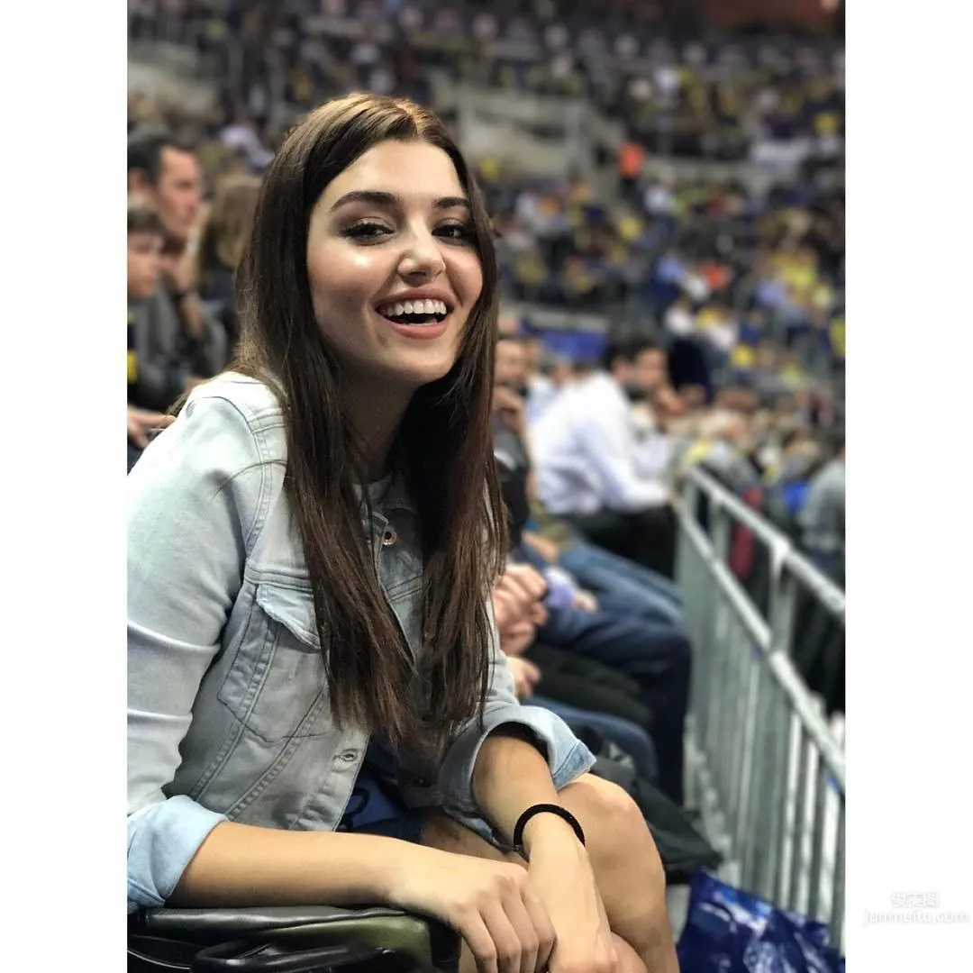 Hande Ercel: Photo Set 2024 photo 6