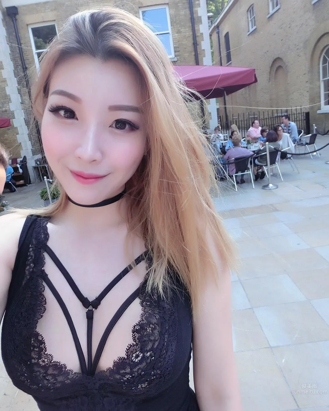 Visual Feast! Street Capture of a Fair and Tender Beauty, Top-Notch Cleavage and a Great Figure photo 9