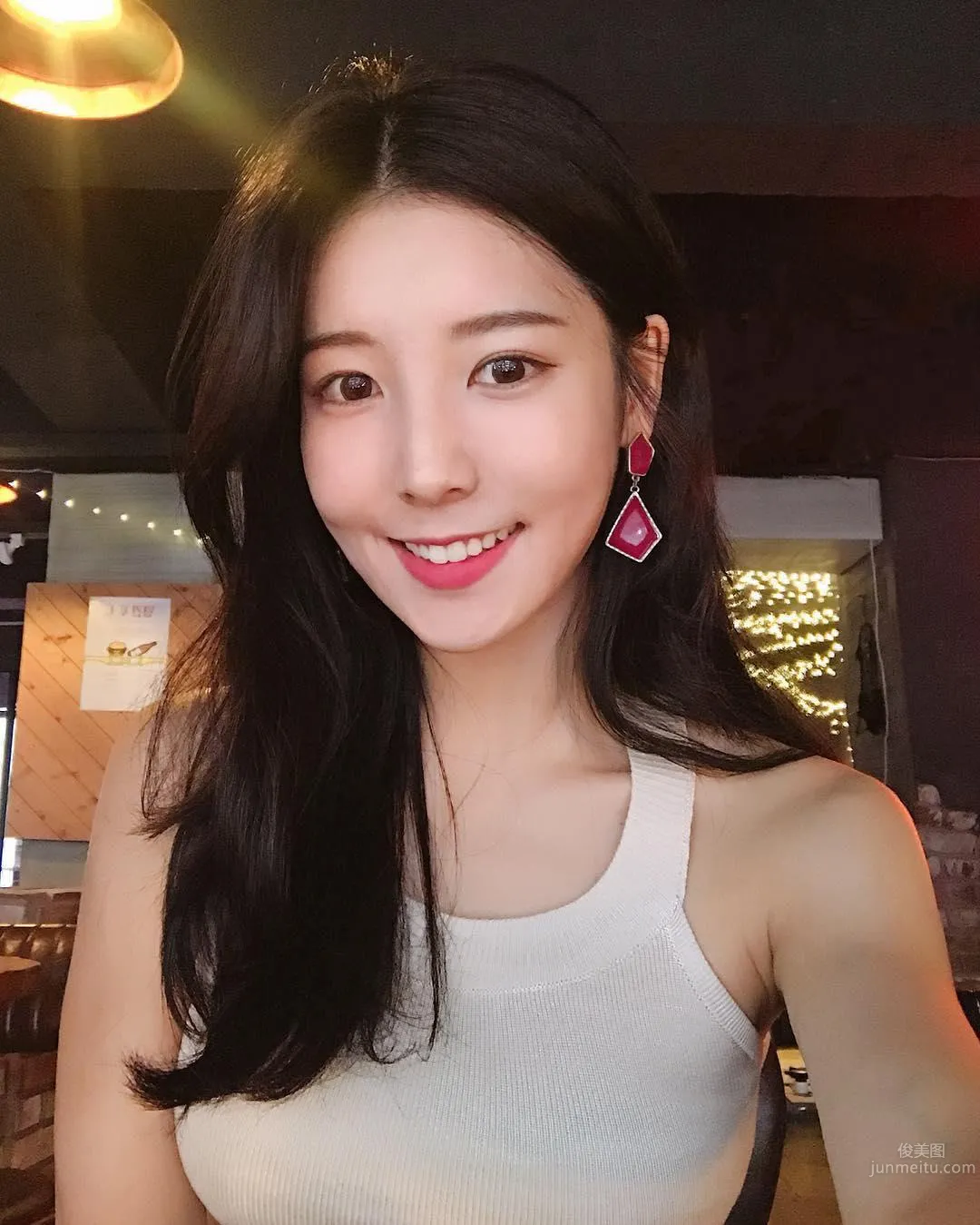 The Super Perfect Flower Arrangement Teacher Has Such a Great Figure! Showing Off a Bikini at the Beach Excites Netizens photo 32