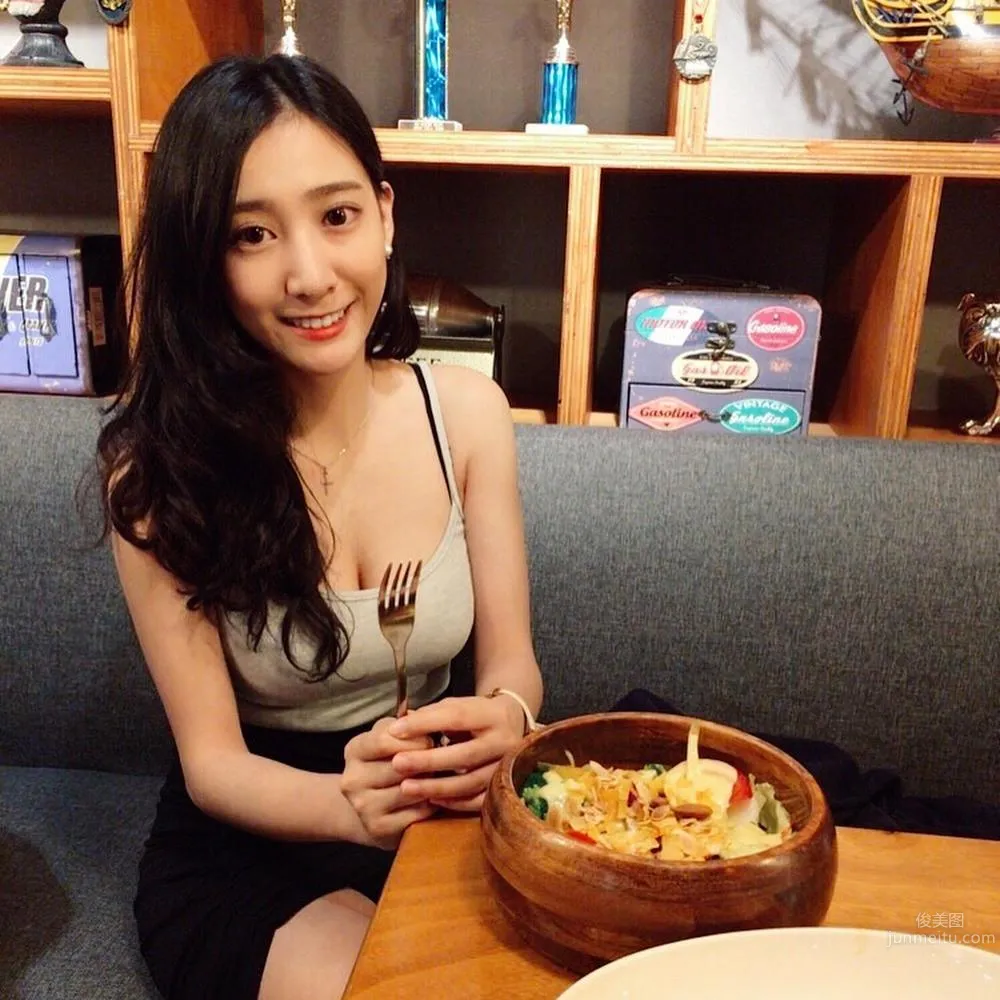 Taiwan Elegant Flight Attendant Zheng Shixuan, Sweet Smile and Big Bust and Long Legs photo 8