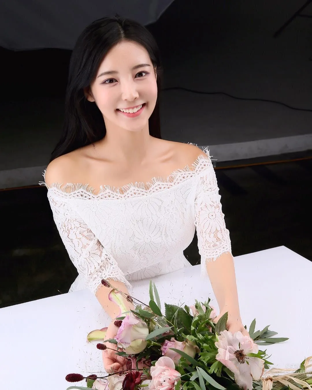 The Super Perfect Flower Arrangement Teacher Has Such a Great Figure! Showing Off a Bikini at the Beach Excites Netizens photo 48