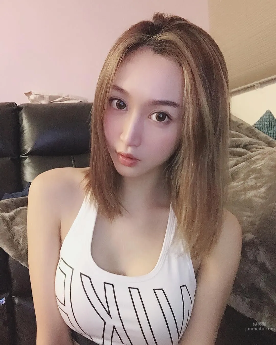 香港DJ樂宜LokYii 搶眼深溝辣到蹦出來 27