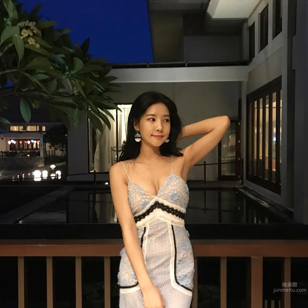 The Super Perfect Flower Arrangement Teacher Has Such a Great Figure! Showing Off a Bikini at the Beach Excites Netizens photo 22