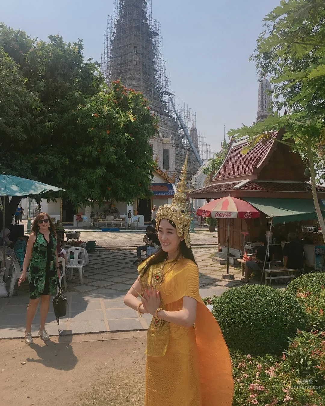 韩国正妹化身圣诞女郎 衣服紧贴形状很明显_1