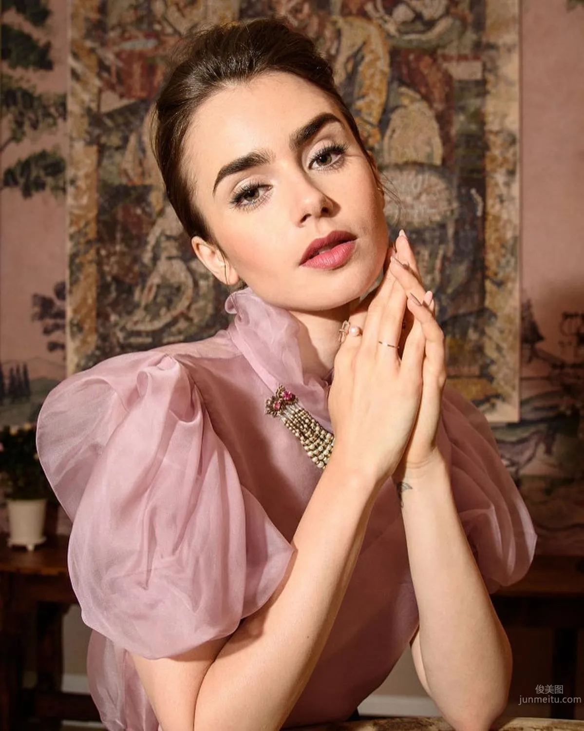 British-American Mixed-Race Lily Collins, Natural Beauty Candid Bare Face Photos photo 11