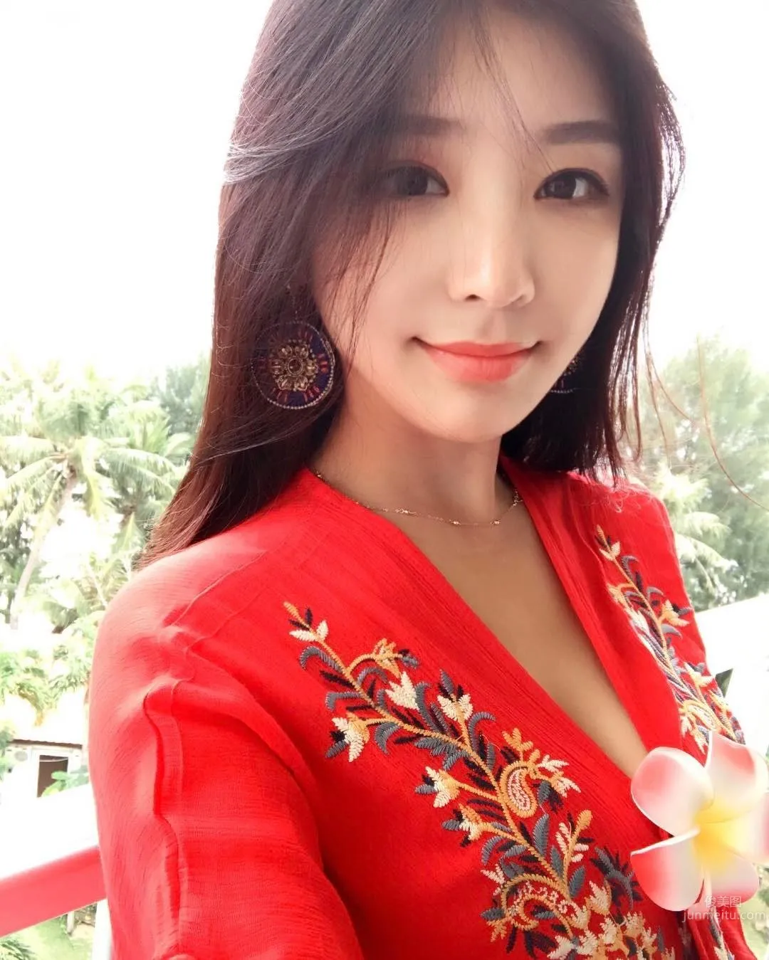 漂亮姐姐半夜「直播哄睡」 私房美照卻讓人睡不着 5