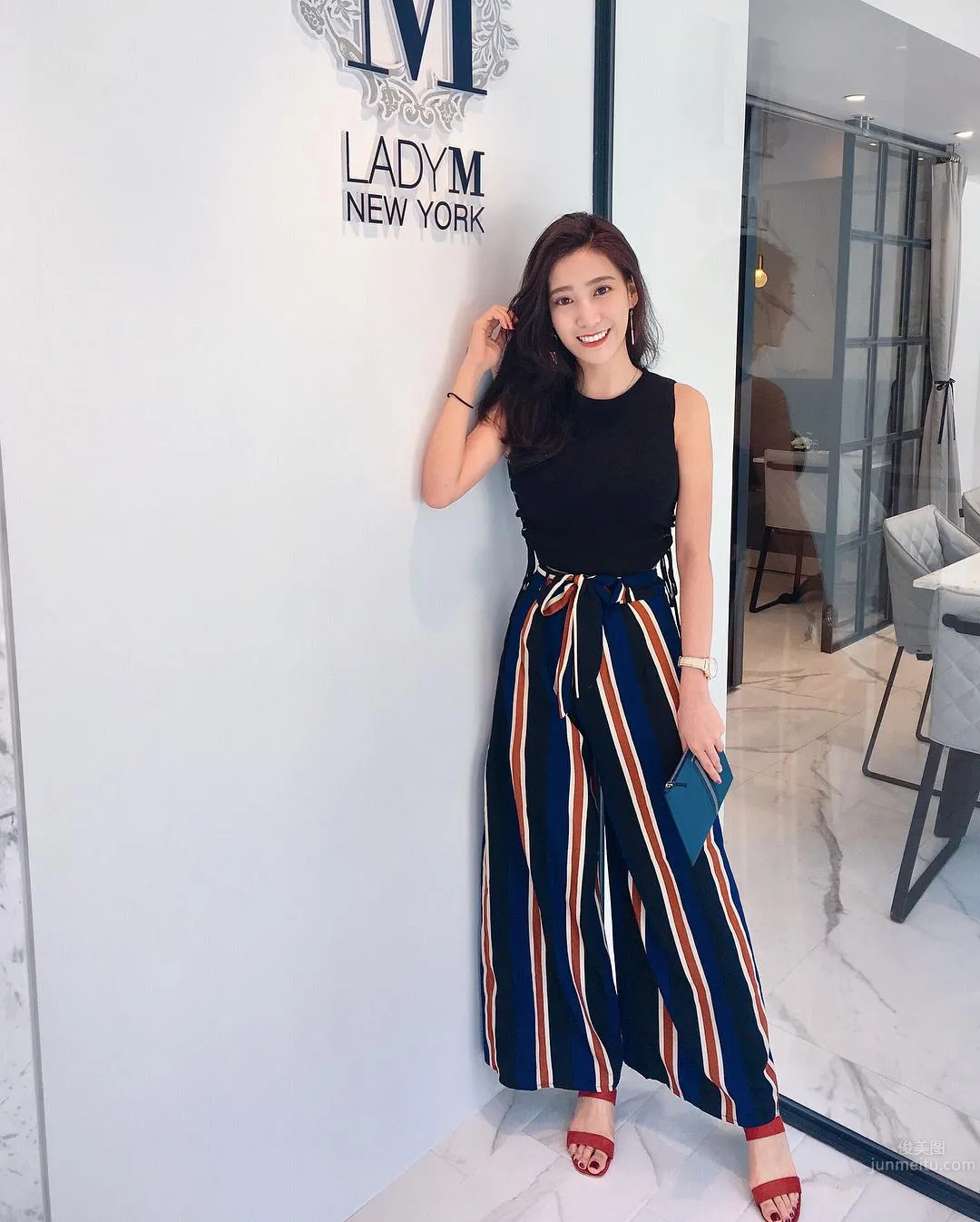 Taiwan Elegant Flight Attendant Zheng Shixuan, Sweet Smile and Big Bust and Long Legs photo 13