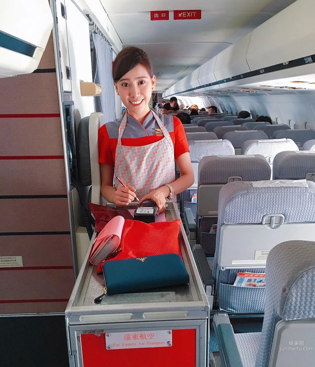 Taiwan Elegant Flight Attendant Zheng Shixuan, Sweet Smile and Big Bust and Long Legs photo 15