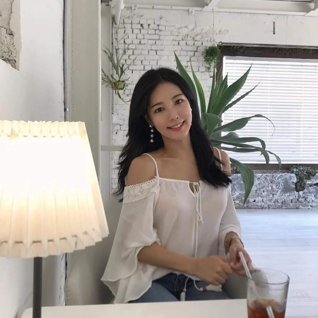 The Super Perfect Flower Arrangement Teacher Has Such a Great Figure! Showing Off a Bikini at the Beach Excites Netizens photo 17